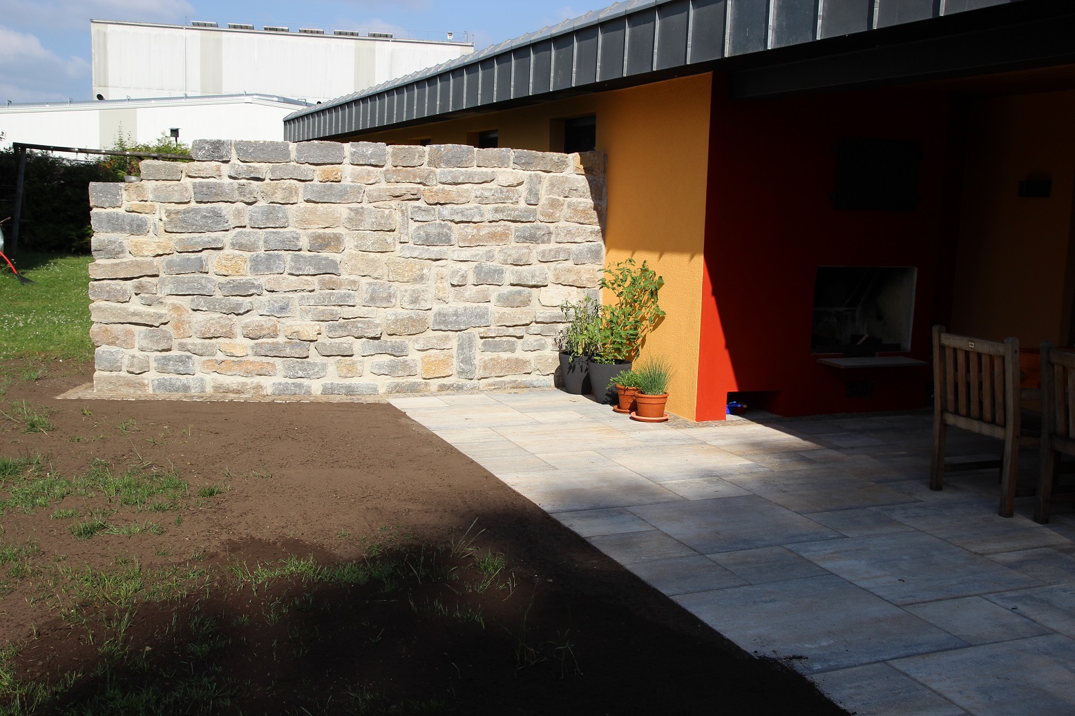 Erstellung Terrasse mit Natursteinmauer und GartenhausFundament
